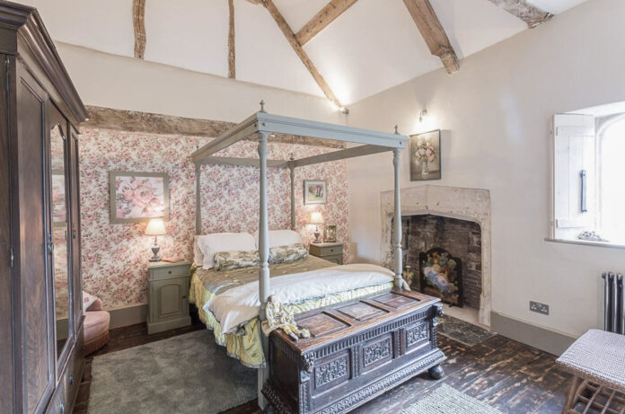 Court House Farm - Tudor Manor