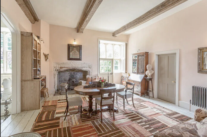 Court House Farm - Tudor Manor