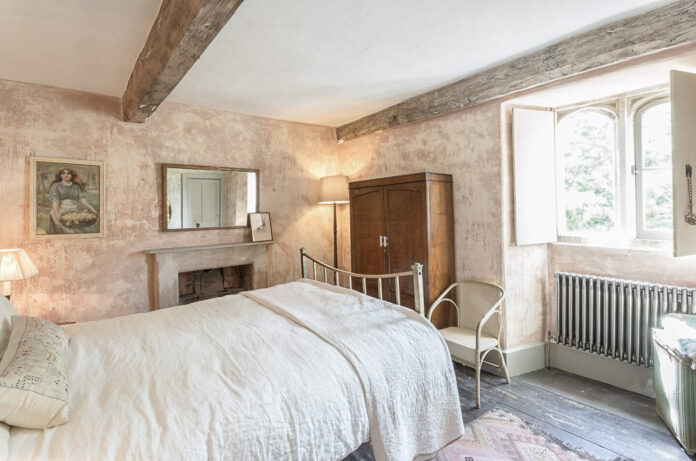Court House Farm - Tudor Manor